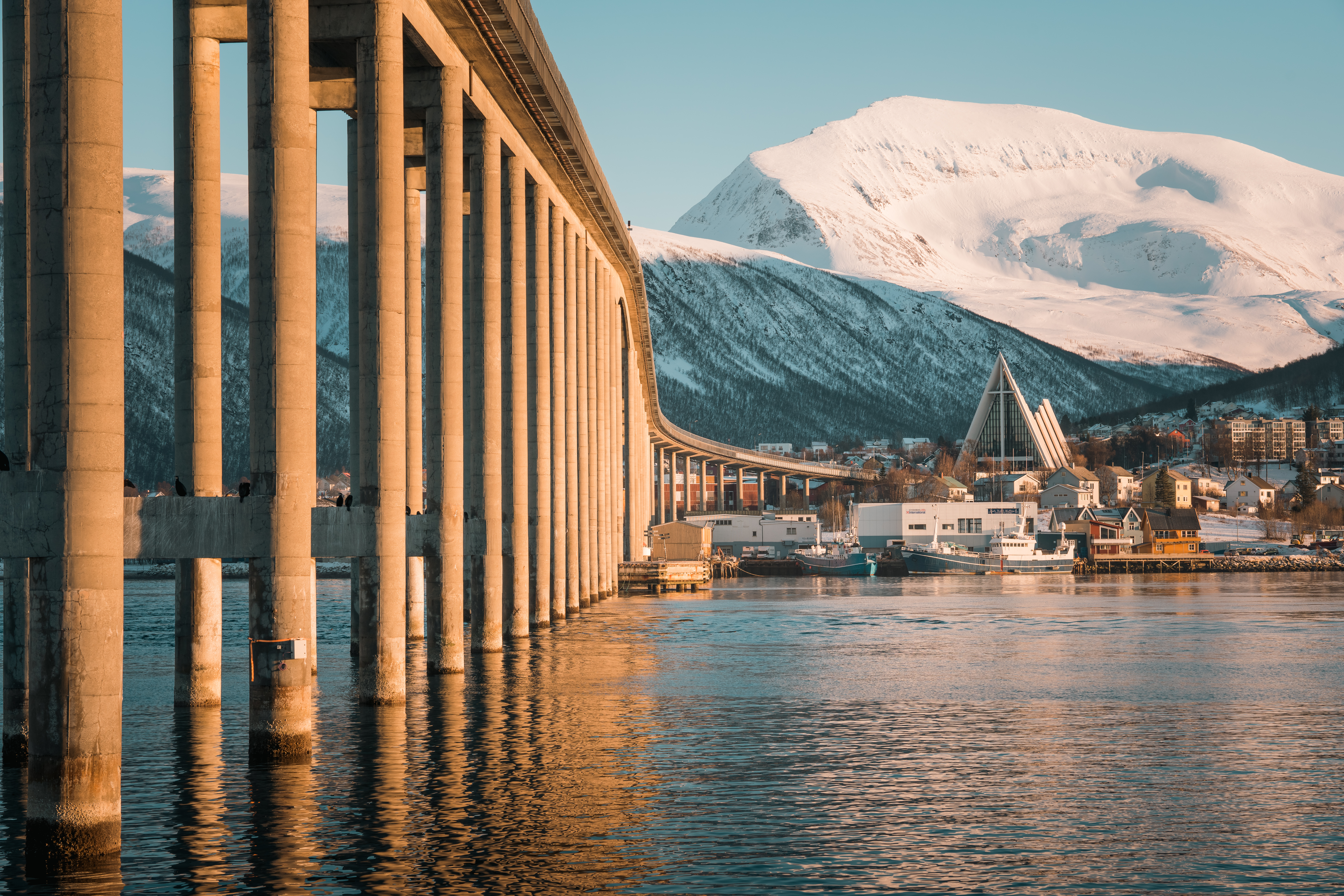Tromsøbrua og ishavskatedralen